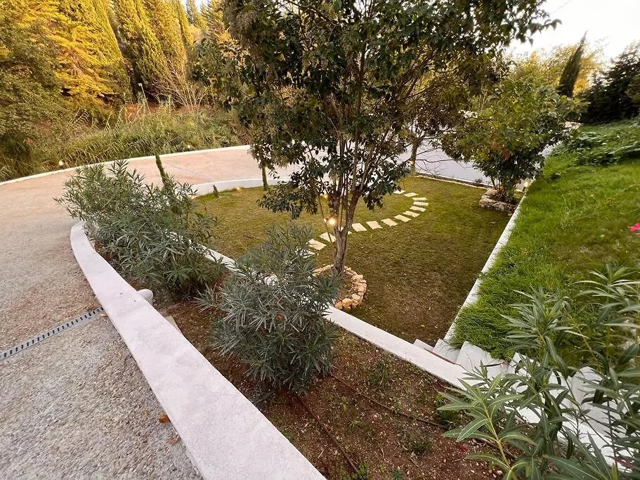 Cottage Chaleureux Avec Jacuzzi En Pleine Nature Grasse